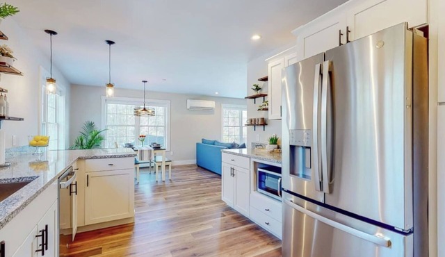 Newly Constructed Two-BR Retreat Near Portland