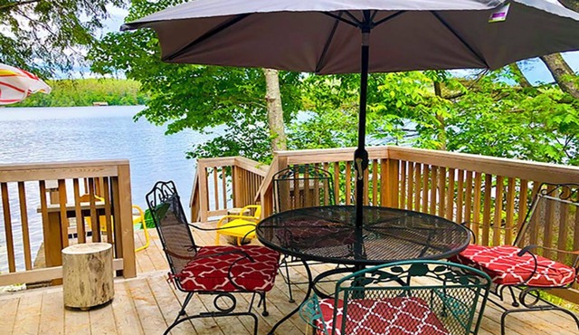 Newly renovated 4-bedroom cottage, directly on Highland Lake