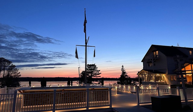 Newly renovated modern guest cottage across from Spruce Point Inn Pet Friendly!