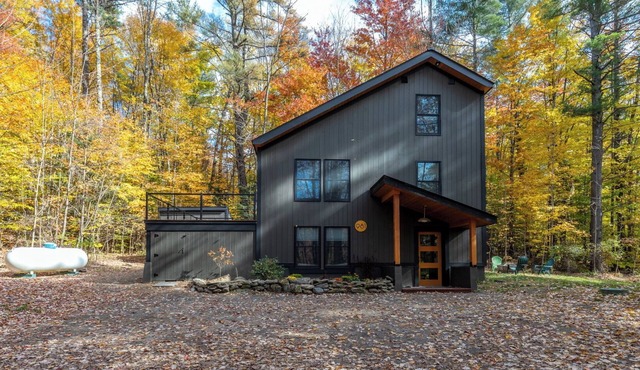 Newly Renovated Vermont Chic home in Stowe Hollow 3 Mins to Town With HOT TUB!