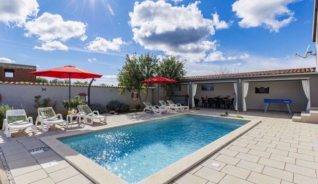 Nice apartment for 6 guests with WIFI, A/C, private pool, TV, terrace and pets allowed