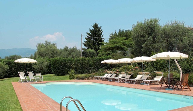Nice apartment in villa for 6 people with WIFI, pool, TV, patio and pets allowed