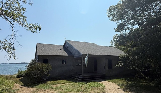Oak Point Cottage- Bold, Southern Facing Ocean Frontage