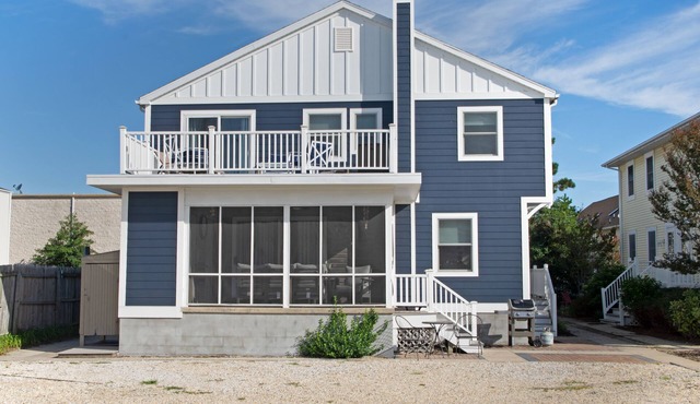 Ocean Side 3 Bedroom - Steps to Beach - Screened in Porch & Deck!