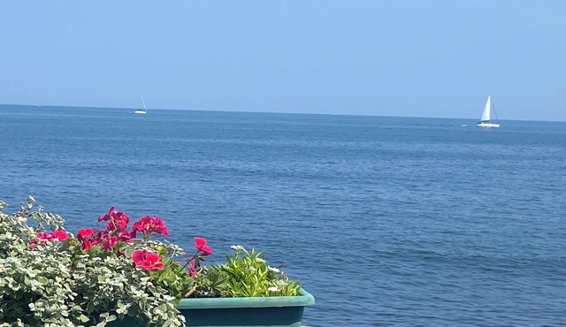 Oceanfront Seaside Cottage on the Point Judith Peninsula in Narragansett