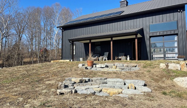 Off-Grid Experience in Bainbridge Ohio. Close to lakes and trails.
