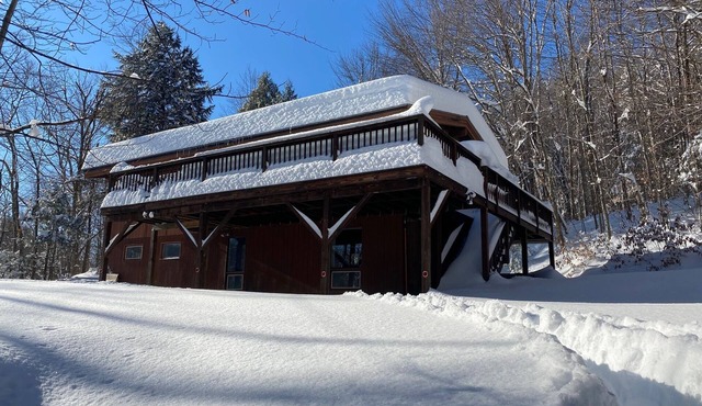 Okemo Hideaway – Secluded Woodland Chalet 7 minutes to Slopes & Village