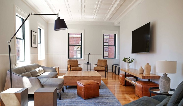 Old Port Charm Meets Modern Comfort in Luxurious 3-Bedroom Urban Home
