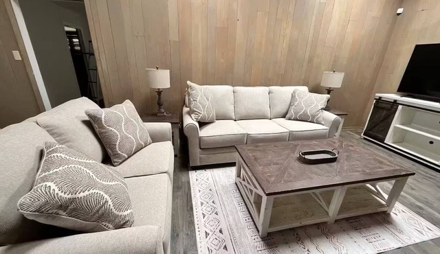 Only 5BR in Clovis ! Spacious and relaxing! Plenty of space to spread out!