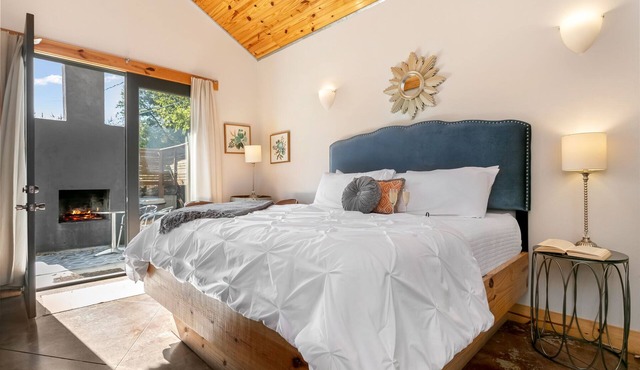 Patio Sisters Lily Suite | King Bed | Hot Tub | Outdoor Fireplace