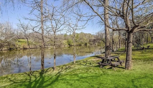 Peaceful Riverfront Cottage: 1 Acre, only 5 mins from downtown Historic Bastrop