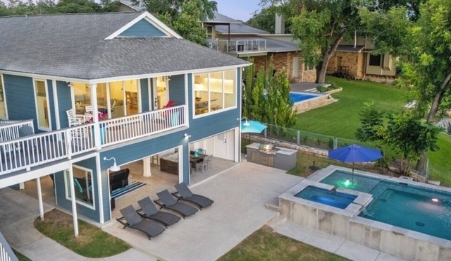 Perfect Lakehouse,open water, sunset,NEW POOL,HOT TUB & Bocce ball court.