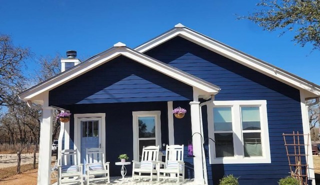 Perfect Location 3 miles fr Main St with Wildlife, Hot Tub and 2 King Bed/Baths