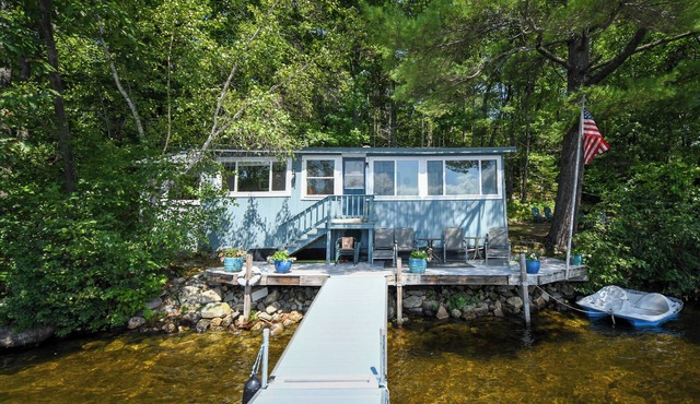 Pet-friendly cottage on the edge of Crystal Lake with an unbeatable view!