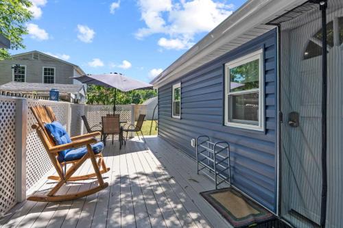 Pet-Friendly Edgewater Cottage Big Fenced Yard
