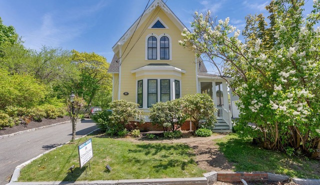 Pet Friendly- Half a Mile to Downtown Dock-Square!