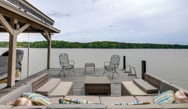 Pet-Friendly Lake Sinclair Home w/Boat Dock!