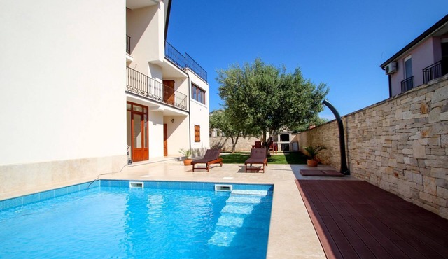 Picturesque flat with pool, private terrace, washing machine, BBQ, loungers
