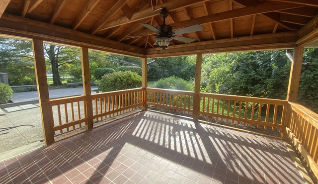 Precious Ranch, newly renovated and spacious yard!