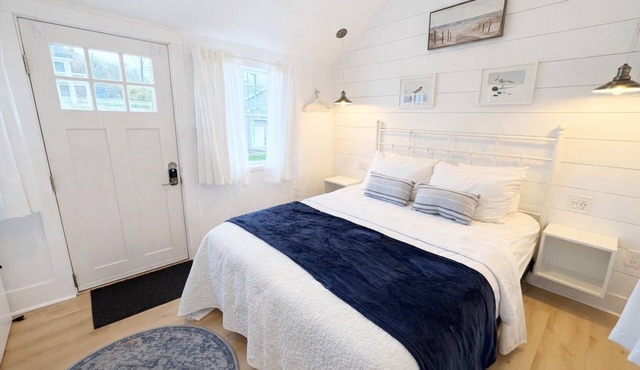 Private Coastal Bungalow, Peaceful Stay, Walk to the Beach, Dining & Shops!