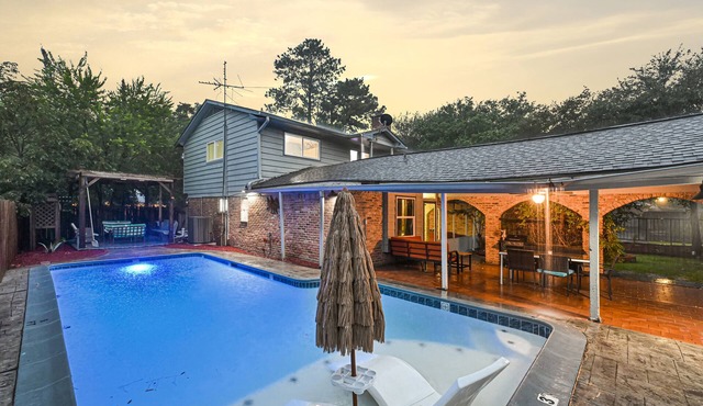 Private Retreat w/Pool, Patio, BBQ! 6BR 3BA Gem