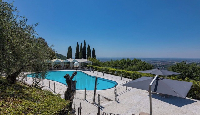 Private Villa with WIFI, private pool, hot tub, A/C, TV, patio, pets allowed, panoramic view
