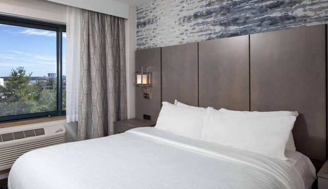 PWM Airport King Room with Breakfast, Pool & Gym