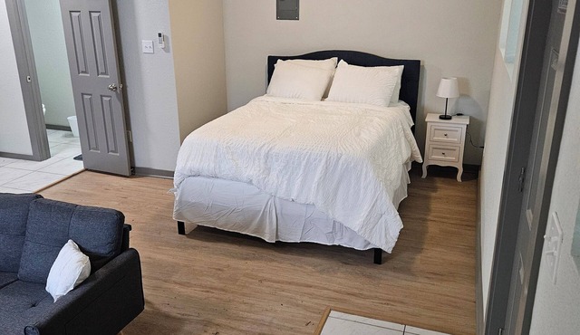 Quaint studio in Sweeny for a cozy getaway