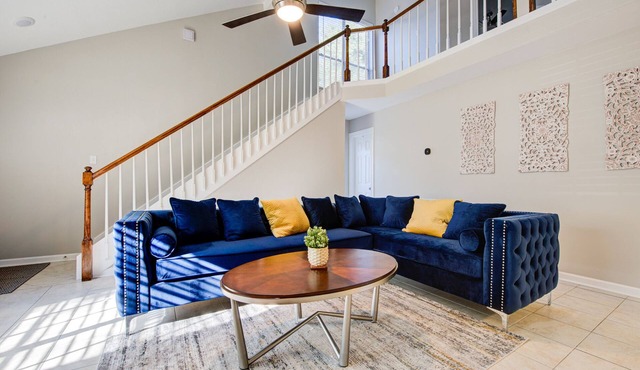 Quiet Spring Spring Retreat, office, fast WiFi, 10 mins to International Airport