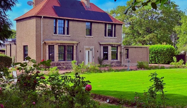 Red Roofs - 5BR Luxury - Large Gardens - EV Point - Near Edinburgh