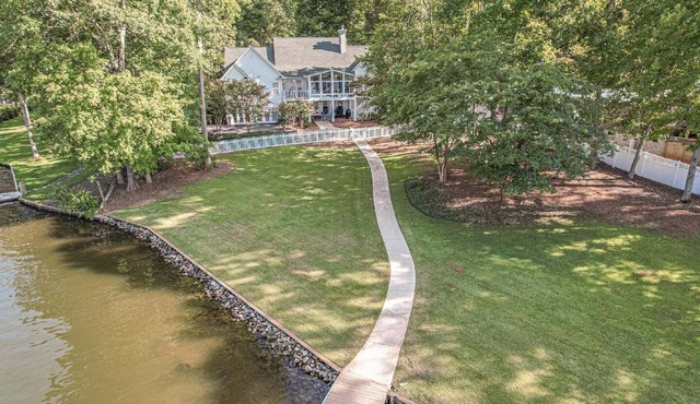Relaxing Waterfront w/Dock, Easy Drive, On the Lake