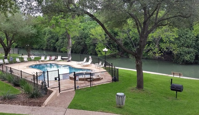 Riverfront Flotation Fun near the Tube Chute 1 Br Condo 3 min from Schlitterbahn