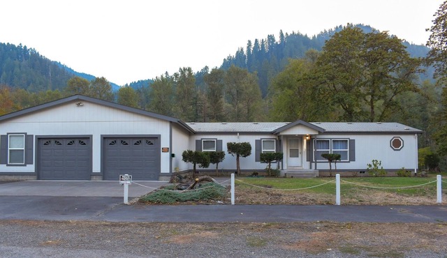 Riverfront Home in Oakridge
