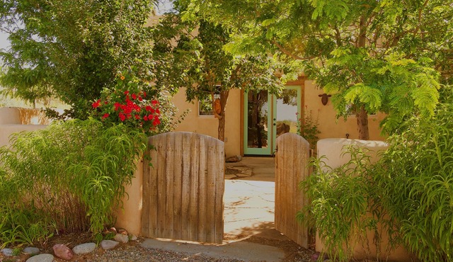 Romantic Adobe Cottage nestled in San Cristobal Valley License #9197 Taos