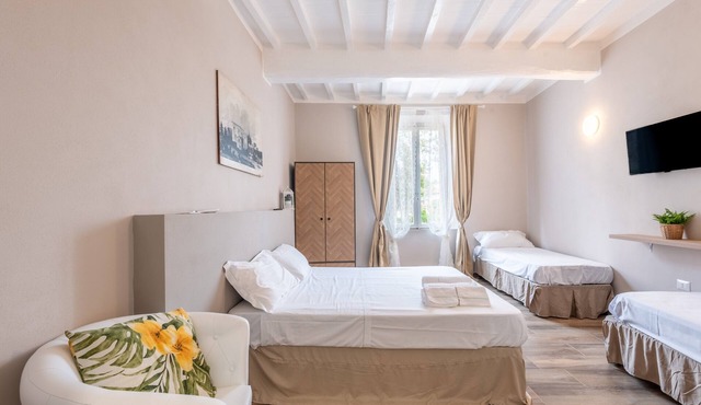 Room 'L'arco Del Pellegrino' with Wi-Fi and Air Conditioning