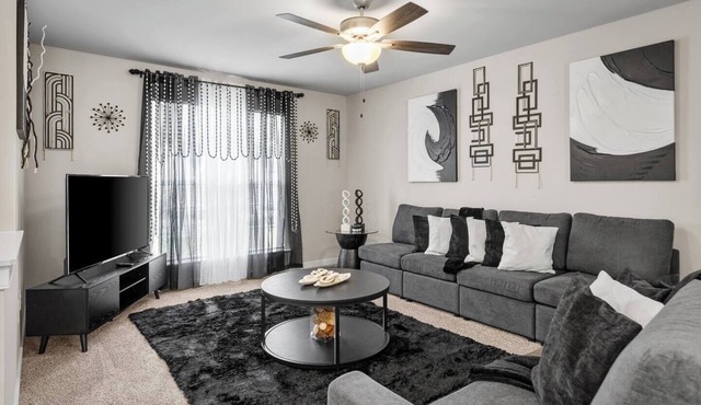 Roomy Getaway: Elevate Your Stay, 6 Mins to RIC!