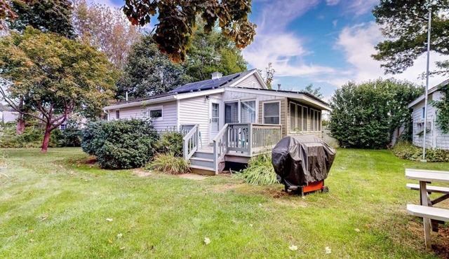 Rustic and well-equipped cottage w/gas grill, deck, large lawn - near the ocean