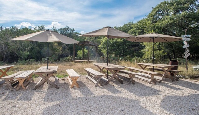 ⭐️Rustic Hill Country Barn retreat on acreage⭐️