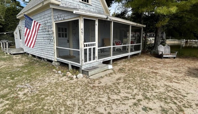 RUSTIC LAKESIDE COTTAGE. LARGE SANDY BEACH