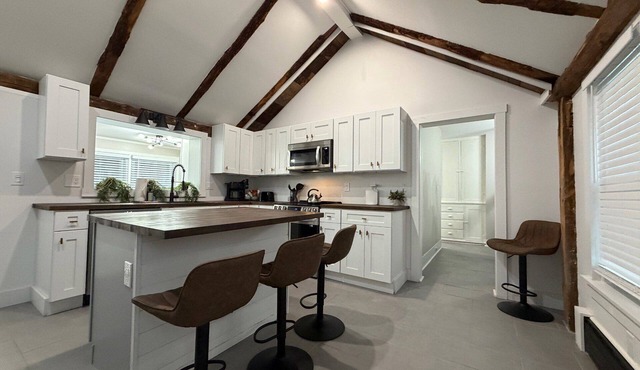 Rutland-Killington Mountain Midway: Refreshed 2BR Flat with High-End Kitchen and Spa Shower