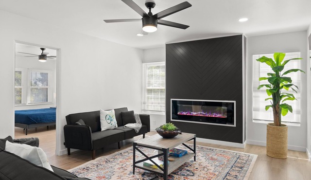 Safari Vines Retreat. Fully remodeled spacious 3 bedroom 2 bath home nSleeps 8