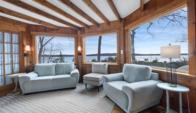 Sandy Point Cottage-Oceanfront!