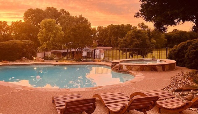 Scenic Texas Retreat, World Cup, Pool & Horses