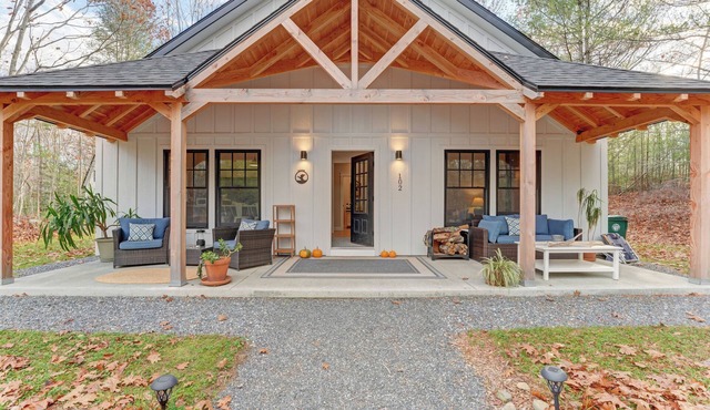 Secluded Coastal Home and Cottage: Peaceful Nature Escape 3 Minutes to the Beach