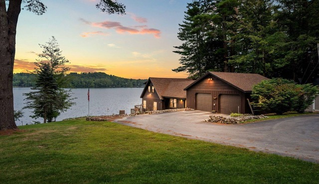 Skiing, Shopping, Hiking, Snowmobiling - on the water, cozy house