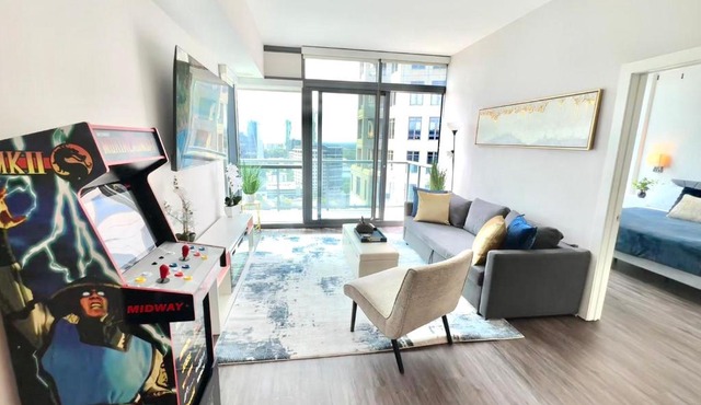 Skyline Retreat Penthouse, Top Floor, Year round Pool, City View!