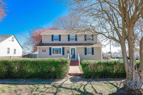Sojourn Spacious Family Retreat with Fenced Backyard