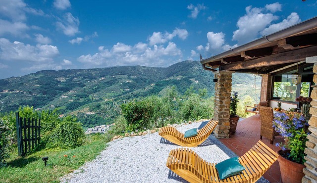 Sospirata Farmhouse, luxury 2 bedrooms villa with Amazing Views on the Rolling Hills of Pescia