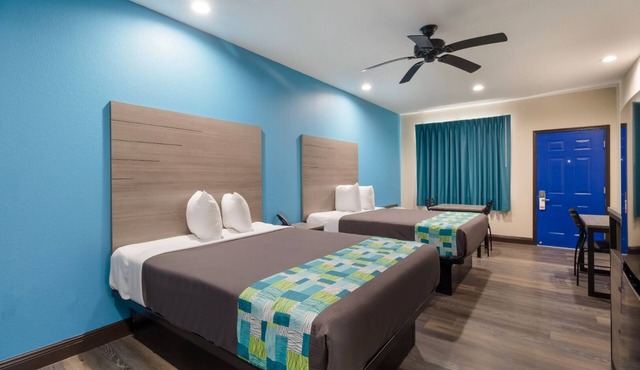 Spacious 2 Queen Non-Smoking, Scottish Inns, Free Parking, Near Galveston Beach