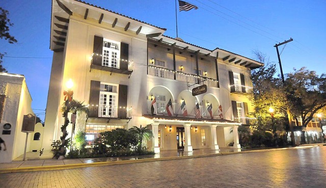 Spacious 3 King Suite with Pools, Grill & Bar Near Laredo Dining & Shops